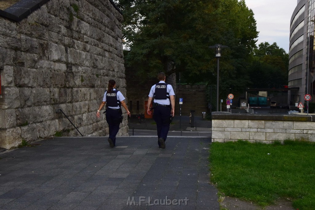 PSpringt kein Suizid Brueckenspringer Koeln Hohenzollernbruecke P270.JPG - Miklos Laubert